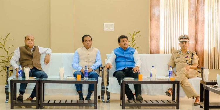 বিলোনিয়া সার্কিট হাউজে উচ্চ পর্যায়ের এক প্রশাসনিক বৈঠক