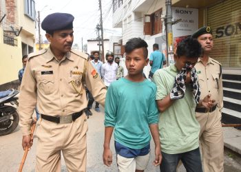 মধ্যপাড়া চলমান সংঘ ক্লাব এলাকা থেকে দুই বাইক চোর আটক