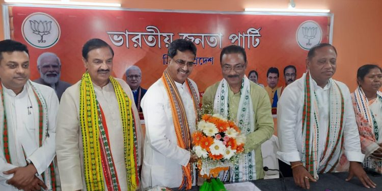 একসাথে কাজ করতে প্রতিজ্ঞাবদ্ধ আমরা