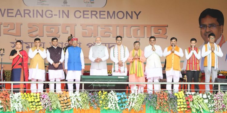 প্রধানমন্ত্রীর উপস্থিতিতে শপথ নিলেন মন্ত্রী সভার সদস্যরা