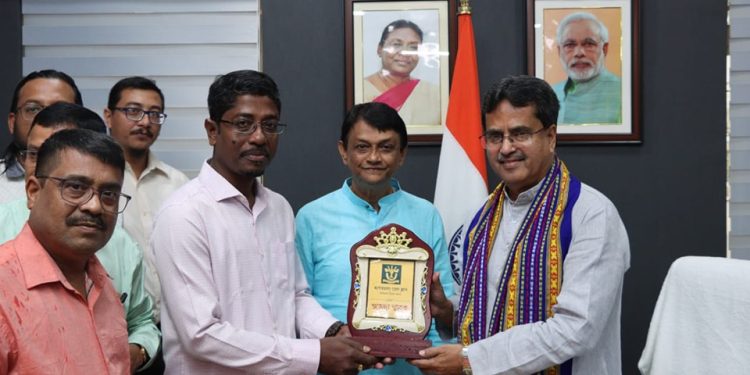 প্রেস ক্লাবের নবনির্বাচিত কমিটির সদস্যরা  দেখা করেন মুখ্যমন্ত্রীর সাথে