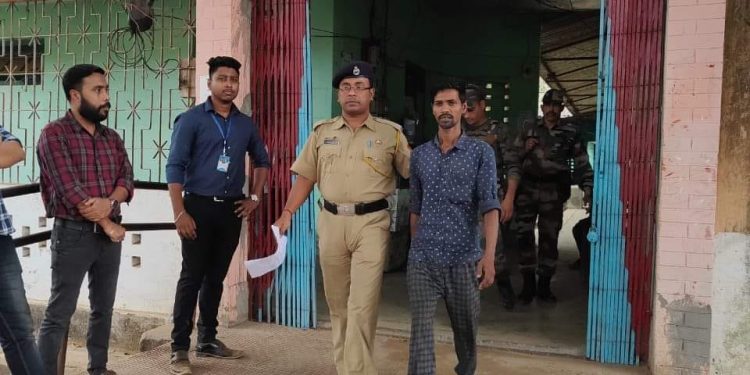 কুকুরের ওপর অমানবিক নির্যাতনের ঘটনায় জড়িত অভিযুক্ত আটক