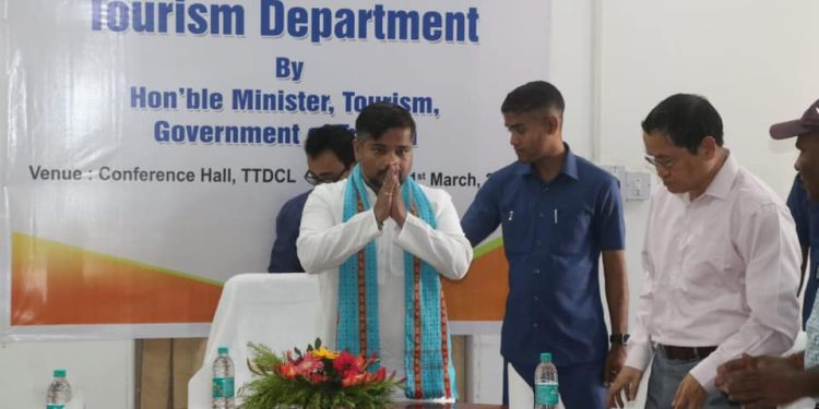 পর্যটন ক্ষেত্রগুলি আমাদের নিজেদের রাজস্ব অর্জনে মডেল হিসেবে গড়ে তুলে আমাদের আত্মনির্ভর করতে পারে।