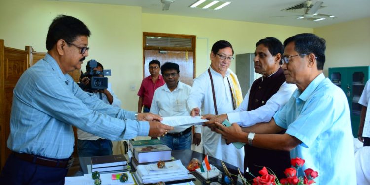 কংগ্রেসের হয়ে অধ্যক্ষের জন্য মনোনয়ন জমা দিলেন গোপাল রায়