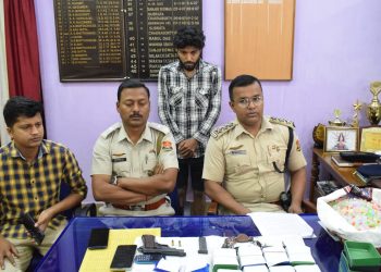পিস্তল, ড্রাগস সহ আটক যুবক