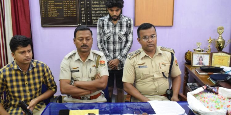 পিস্তল, ড্রাগস সহ আটক যুবক