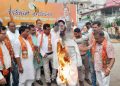 রাহুল গান্ধির কুশপুত্তলিকা পোড়ানো হচ্ছে বিজেপির তরফে।