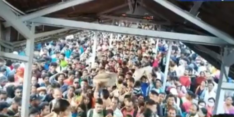 আগরতলা রেল স্টেশনে আরও একটি ফুটওভার ব্রিজ প্রয়োজন! সমস্যা হচ্ছে যাত্রীদের