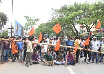 চন্দ্রপুর এলাকায় আসাম আগরতলা জাতীয় সড়ক অবরোধ
