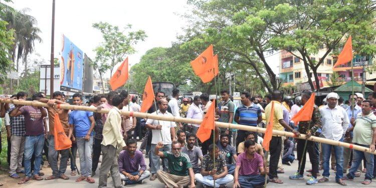 চন্দ্রপুর এলাকায় আসাম আগরতলা জাতীয় সড়ক অবরোধ