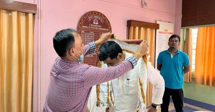 লেইক চৌমুহনী স্থিত এস.সি ওয়েলফেয়ার অফিসে মঙ্গলবার আচমকা পরিদর্শনে যান দপ্তরের মন্ত্রী সুধাংশু দাস ৷