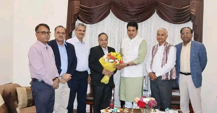 কেন্দ্রীয় সরকারে নিযুক্ত ত্রিপুরা ক্যাডারের শীর্ষ আধিকারিকরা শুক্রবার দিল্লীতে প্রাক্তন মুখ্যমন্ত্রী তথা রাজ্য সভার সাংসদ বিপ্লব কুমার দেবের সাথে সৌজন্য সাক্ষাৎ করেন ৷
