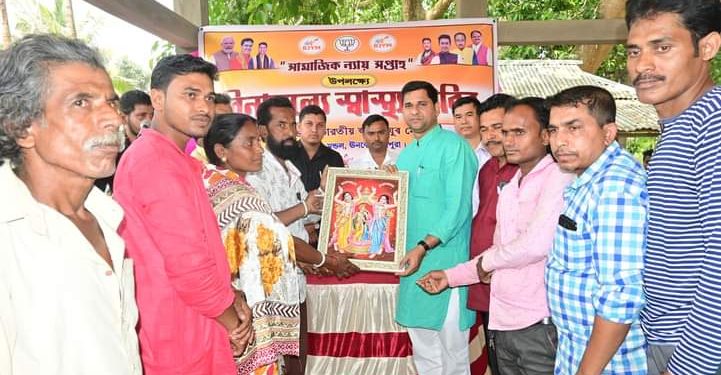 ফটিকরায় মন্ডল যুবমোর্চার উদ্যোগে রাধানগর গ্রামে আয়োজিত এক স্বাস্থ্য শিবিরের আয়োজন করা হয়।