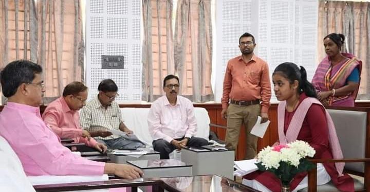 শিশুবিহার স্কুলের নবম শ্রেণীর মেধাবী ছাত্রী অস্মিতা দেব