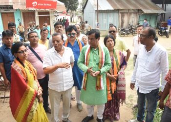 ২১ ই এপ্রিল শুক্রবার বাজার ও পুকুরটি কিভাবে সৌন্দর্যায়ন করা যায় তা পরিদর্শন করে আগরতলা পৌরনিগমের মেয়র শ্রী দীপক মজুমদার মহোদয়।