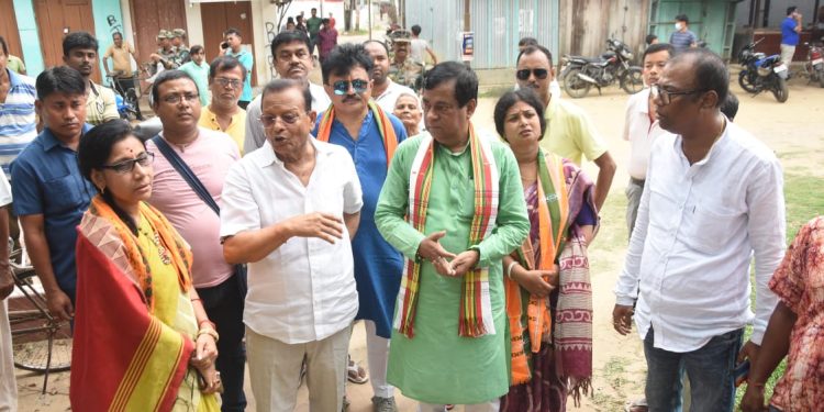 ২১ ই এপ্রিল শুক্রবার বাজার ও পুকুরটি কিভাবে সৌন্দর্যায়ন করা যায় তা পরিদর্শন করে আগরতলা পৌরনিগমের মেয়র শ্রী দীপক মজুমদার মহোদয়।