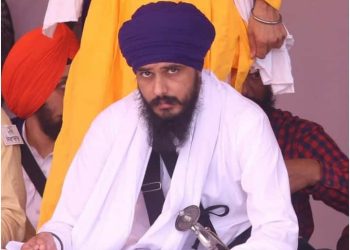 ভারতের খালিস্থানপন্থী নেতা অমৃতপাল সিং পাঞ্জাব পুলিশের কাছে আত্মসমর্পণ করেছেন