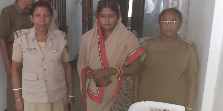 গাঁজা সহ আটক করা হয় এক মহিলাকে