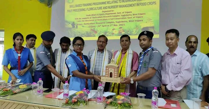 মাশরুম চাষ, ফল প্রক্রিয়াকরন,ফুল চাষ ভিত্তিক প্রশিক্ষণ কর্মসূচীর দ্বিতীয় দিনে প্রদীপ প্রজ্জ্বলোনের মধ্য দিয়ে কার্যক্রমের শুভারম্ভ হয়