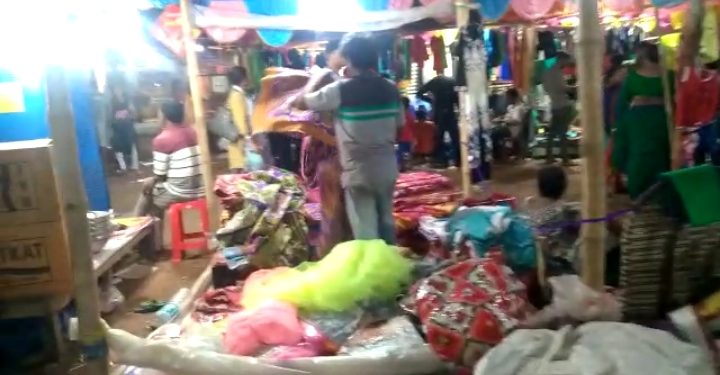 শেষ ওভারে সপাটে ব্যাট চৈত্র সেলের