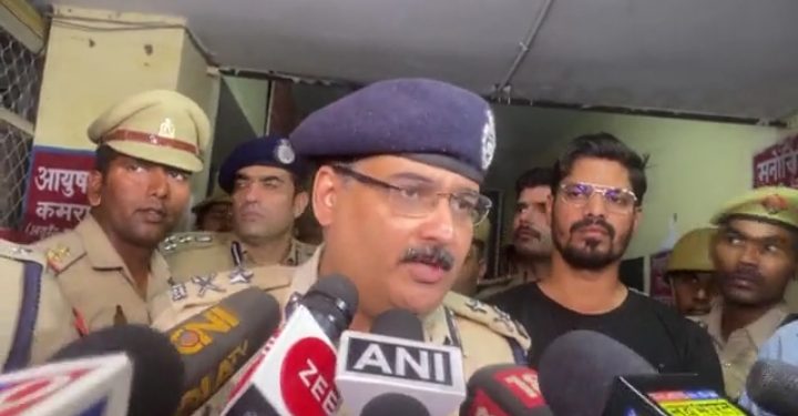 শনিবার রাতে উত্তরপ্রদেশের প্রয়াগরাজে পুলিশের সামনে আততায়ীদের হাতে খুন