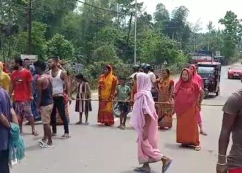 গ্রামের রাস্তা নির্মান না করে, সাইনবোর্ড ঝুলাতে এসে গ্রামবাসীর বাধার মুখে পড়লো গ্রাম পঞ্চায়েত কর্তৃপক্ষ ৷