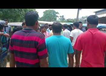 সড়ক অবরোধ করে বিক্ষোভ প্রদর্শন করে সকল টুকটুক চালক এবং এলাকাবাসীরা মিলে ৷