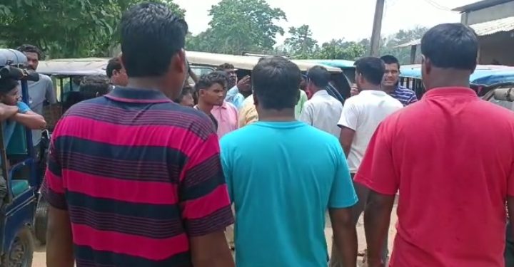 সড়ক অবরোধ করে বিক্ষোভ প্রদর্শন করে সকল টুকটুক চালক এবং এলাকাবাসীরা মিলে ৷