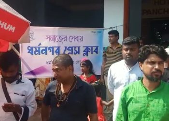 তীব্র গড়মে পবিত্র ঈদের দিনে মসজিদে নমাজ পড়তে আসা মুসলিম ভাইদের এবং অন্যান্য পথচারীদের মধ্যে লস্যি ও শরবত বিতরণ করেন ধর্মনগর প্রেসক্লাব ৷