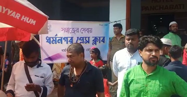 তীব্র গড়মে পবিত্র ঈদের দিনে মসজিদে নমাজ পড়তে আসা মুসলিম ভাইদের এবং অন্যান্য পথচারীদের মধ্যে লস্যি ও শরবত বিতরণ করেন ধর্মনগর প্রেসক্লাব ৷