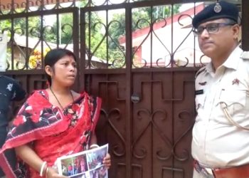 ২৯শে এপ্রিল  শনিবার সকাল ১১ টা নাগাদ ন্যায় বিচারের জন্য মহিলা কমিশনের চেয়ারপার্সন বর্ণালী গোস্বামীর বাড়ির সামনে ধর্নায় বসে মিহির দেবের  স্ত্রী পপি দেব ৷