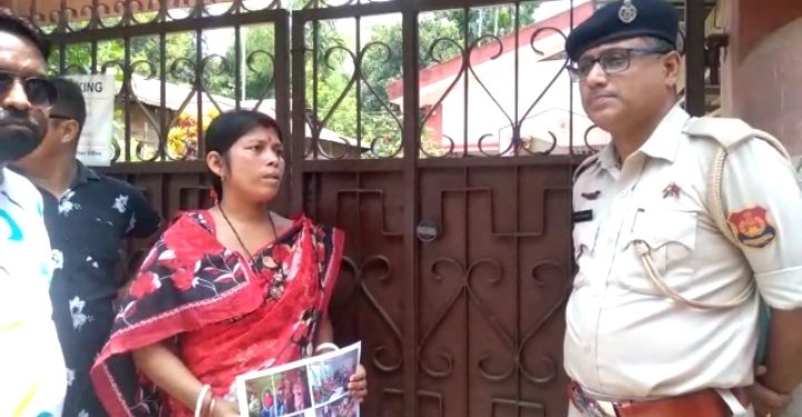 ২৯শে এপ্রিল শনিবার সকাল ১১ টা নাগাদ ন্যায় বিচারের জন্য মহিলা কমিশনের চেয়ারপার্সন বর্ণালী গোস্বামীর বাড়ির সামনে ধর্নায় বসে মিহির দেবের স্ত্রী পপি দেব ৷