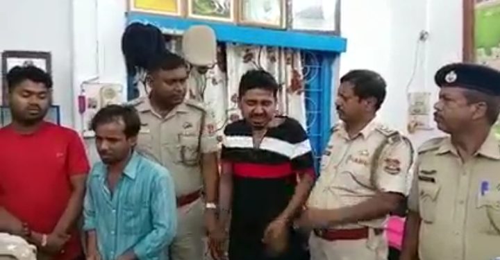 ২৯শে এপ্রিল শনিবার রাত দশটা নাগাদ তিনজন নেশা কারবারিকে আটক করল ধর্মনগর থানার পুলিশ ।