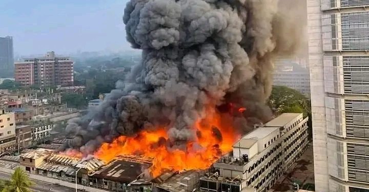 বঙ্গবাজারে ভয়াবহ অগ্নীকান্ড!