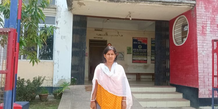 মহিলার গাল কামড়ে, জামা ছিঁড়ে ফেলে পুলিশ কনস্টেবল !