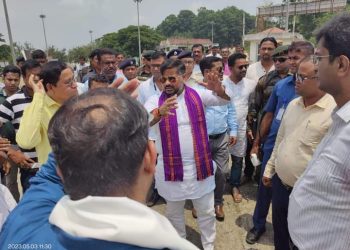 বিজেপি সরকারের গঠনের পর প্রথম বারের মতো উত্তর জেলার চুড়াইবাড়ি চ্যাকপোস্ট পরিদর্শনে আসলেন অর্থমন্ত্রী প্রণজিৎ সিংহ রায় ও পরিবহন দপ্তরের মন্ত্রী সুশান্ত চৌধুরী ৷