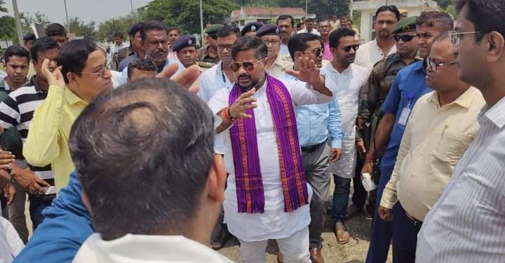 বিজেপি সরকারের গঠনের পর প্রথম বারের মতো উত্তর জেলার চুড়াইবাড়ি চ্যাকপোস্ট পরিদর্শনে আসলেন অর্থমন্ত্রী প্রণজিৎ সিংহ রায় ও পরিবহন দপ্তরের মন্ত্রী সুশান্ত চৌধুরী ৷