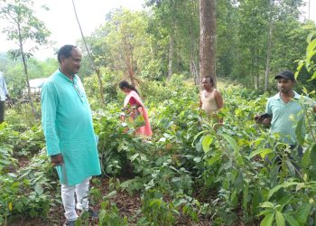 ৪মে সকালে ধর্মনগর বিধানসভার আলগাপুর গ্রামের প্রাপকদের আগর বাগান দেখতে যান উত্তর জেলা পরিষদের Poverty Alleviation Standing Committe’র প্রেসিডেন্ট