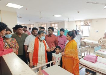 আগুনে ঝলসে যাওয়া বিদ্যুৎকর্মীর খবর নিতে জিবি হাসপাতালে গেলেন বিদ্যুৎ মন্ত্রী।