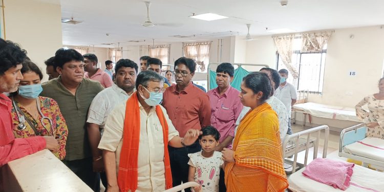 আগুনে ঝলসে যাওয়া বিদ্যুৎকর্মীর খবর নিতে জিবি হাসপাতালে গেলেন বিদ্যুৎ মন্ত্রী।