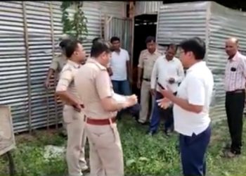 আচমকাই দুপুরে বোমা ফেটে গুরুতর আহত দুই কিশোর