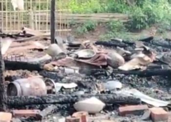 রাতের অন্ধকারে বালুছড়া এলাকায় অগ্নিকাণ্ডের ঘটনাকে ঘিরে ব্যাপক চাঞ্চল্যের তৈরি হয়