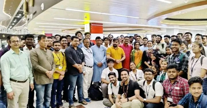 মনিপুর থেকে শনিবার মধ্যরাতে রাজ্যে ফিরে আসেন মনিপুরে পাঠরত ত্রিপুরার ছাত্রছাত্রীরা ৷