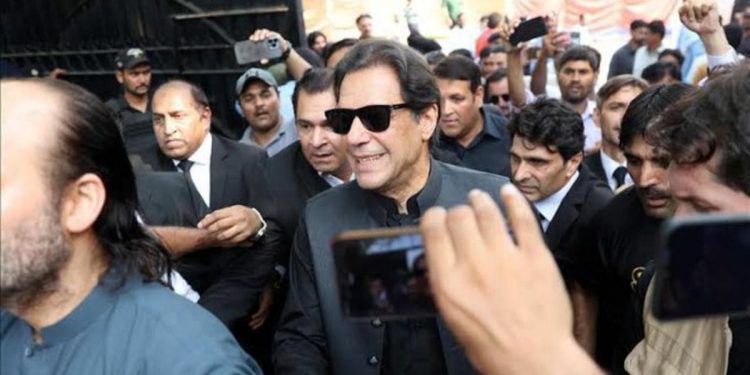 গ্রেপ্তার ইমরান খান , মঙ্গলবার ইসলামাবাদ হাইকোর্টের বাইরেই গ্রেপ্তার করা হয় তাঁকে