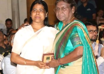 বুধবার রাষ্ট্রপতি দ্রৌপদী মুর্মু শহীদ সুদীপ সরকারের স্ত্রীর হাতে এই উপাধি তুলে দেন ৷