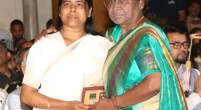 বুধবার রাষ্ট্রপতি দ্রৌপদী মুর্মু শহীদ সুদীপ সরকারের স্ত্রীর হাতে এই উপাধি তুলে দেন ৷