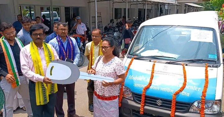 CSC 2 0 স্কিমের অধীনে নির্বাচিত CLF/VO সদস্যদের কাছে মোবাইল কমন সার্ভিস সেন্টার ভ্যান হস্তান্তর করা হয়