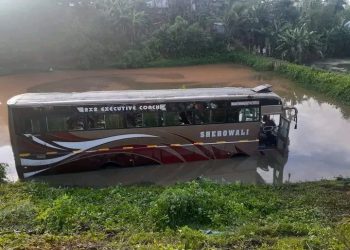 সোমবার কড়মছড়া এলাকায় গৌহাটি থেকে আগরতলাগামী শেরওয়ালি বাস দুর্ঘটনার কবলে পড়ে এতে আহত ১১ জন!