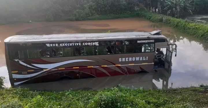 সোমবার কড়মছড়া এলাকায় গৌহাটি থেকে আগরতলাগামী শেরওয়ালি বাস দুর্ঘটনার কবলে পড়ে এতে আহত ১১ জন!