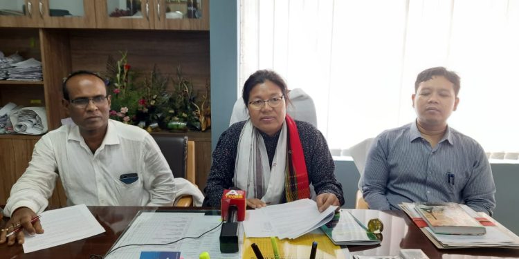 টিআরপিসি অফিস কার্যালয়ে সাংবাদিক সম্মেলন করেন চেয়ারম্যান পাতালকন্যা জমাতিয়া ৷